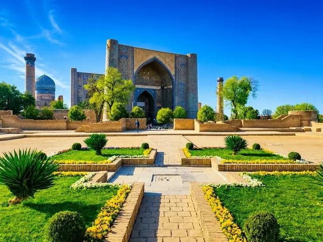 Historisch monument in Samarkand met blauwe tegelmozaïeken, minarets en bloementuinen