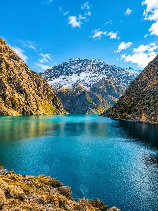 Turquoise bergmeer tussen rotsige bergen in de Fan Mountains, Tadzjikistan